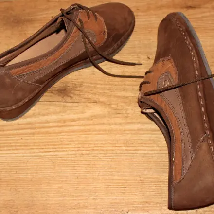 Stoff- und Wildlederschuhe mit Polsterschaum reinigen