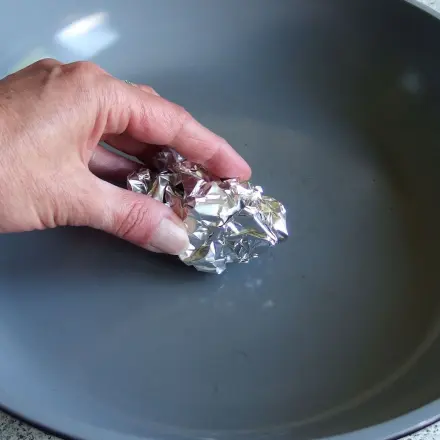 Kratzfreie Pfannenreinigung mit Alufolie