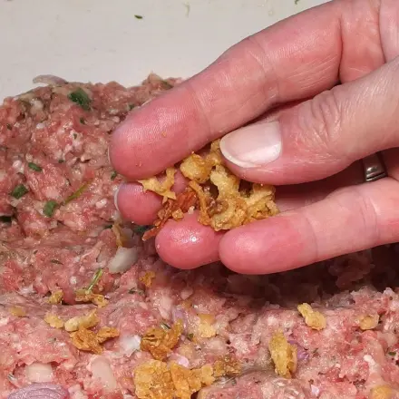 Zu langweilige Frikadellen? Mal mit Röstzwiebeln testen