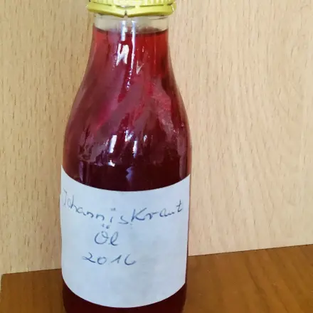 Hautreizungen durch Intimrasur mit Johanniskrautöl behandeln