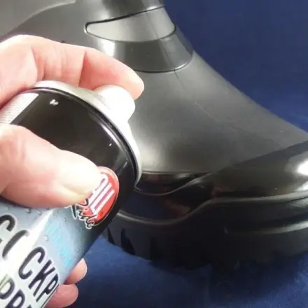 Gummistiefel mit Cockpitspray polieren