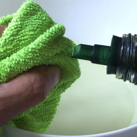 Verfärbungen bei Kunststoffbehältern mit Öl entfernen