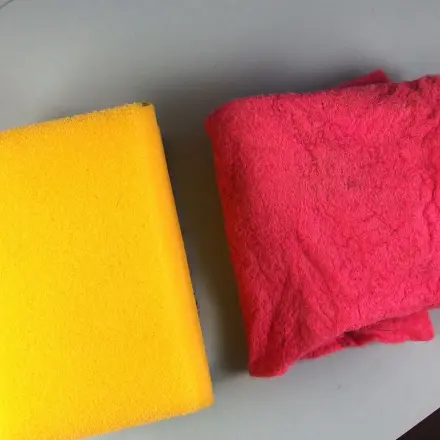 Schwamm und Spüllappen in die Mikrowelle