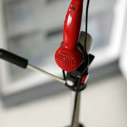 Gefrierfach abtauen mit Fön auf Stativ