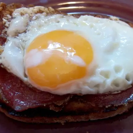 Strammer Max (dunkle Brotscheiben mit Salami und Setzei)