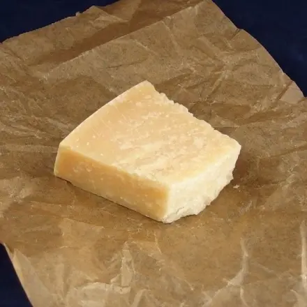 Käse in Backpapier einwickeln