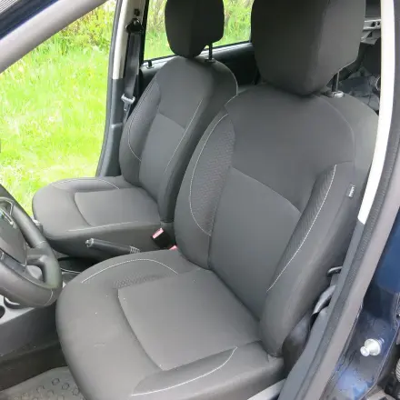 Kaugummi auf Autositzen mit Waschbenzin entfernen