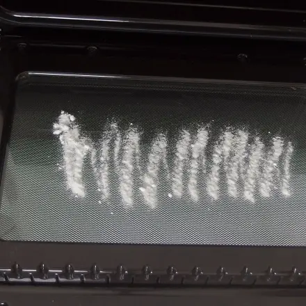 Backofen-Sichtfenster mit Soda reinigen