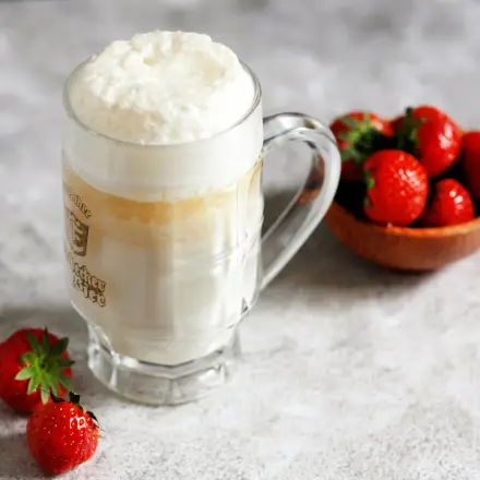 Alster mit Erdbeerjoghurt