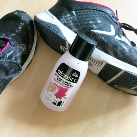 Schwarze Streifen an Schuhen mit Nagellackentferner entfernen