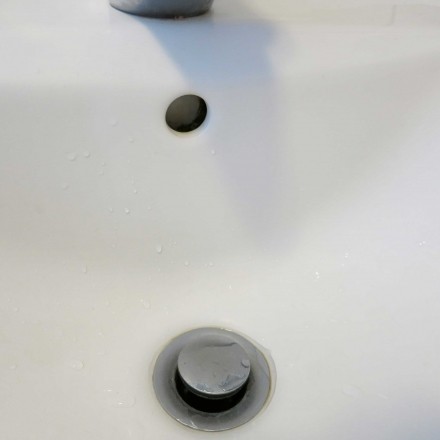 Kalkschmutz am Waschbecken-Überlaufloch
