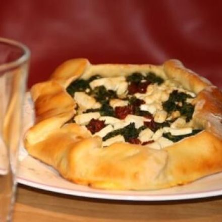 Pide mit Spinat und Schafskäse