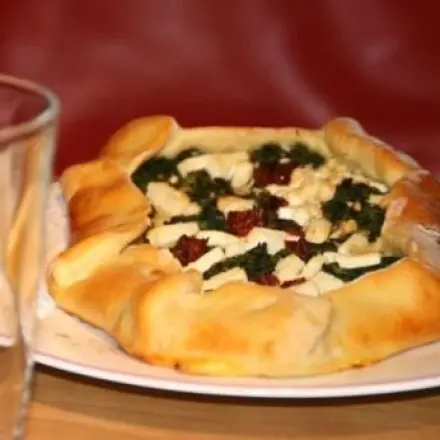 Pide mit Spinat und Schafskäse