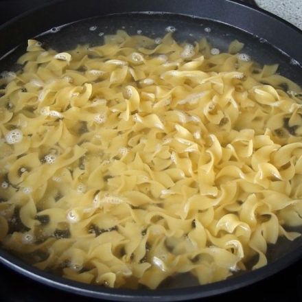 Nudeln in der Pfanne kochen
