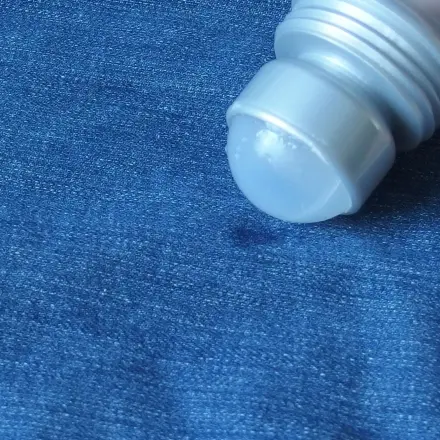 Fleck auf Kleidung mit Deoroller entfernen