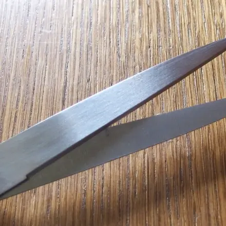 Scheren von Kleberesten säubern