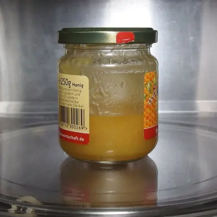 Kristallisierter Honig wird wieder flüssig - in der Mikrowelle