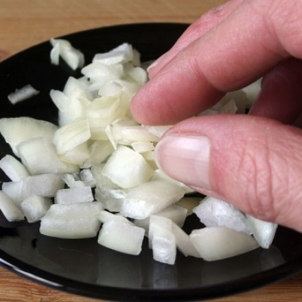 Zwiebeln schneiden: Was tun gegen stinkende Finger?