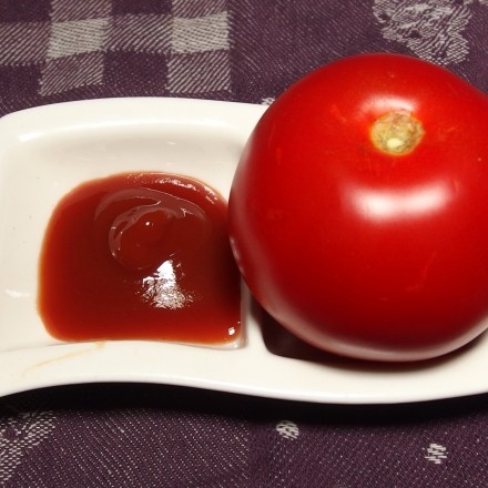 Ketchup/Tomatensoße gegen Grünstich im Haar
