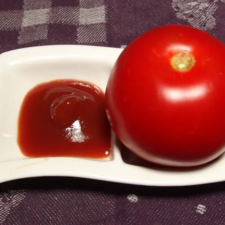 Ketchup/Tomatensoße gegen Grünstich im Haar