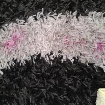 Nagellack auf dunklem Teppichboden entfernen