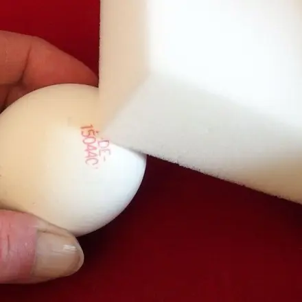 Stempel auf Eiern entfernen (Ostereier) mit Schmutzradierer