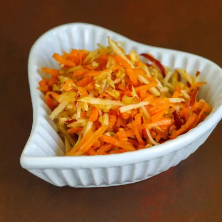 Möhren-Apfelsalat