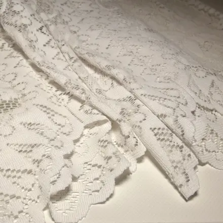 Weiße Gardinen mit Gebissreiniger