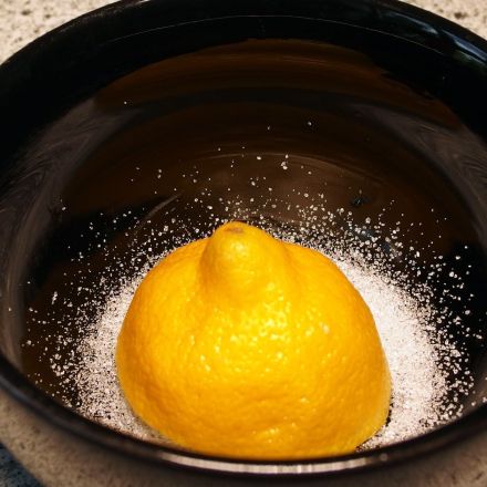Halbierte Zitrone bleibt mit Zucker frisch