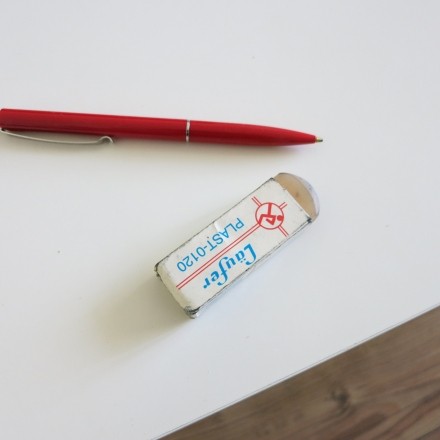 Kugelschreiberflecke auf dem Schreibtisch mit Radiergummi entfernen