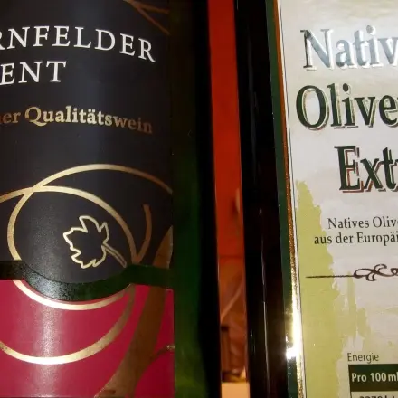 Selbstgemachte Möbelpolitur aus Öl und Rotwein