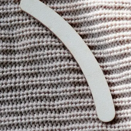 Fusseln entfernen mit einer Nagelfeile