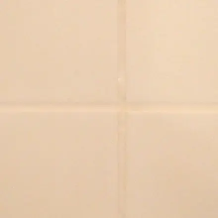 Vergilbte Fliesenfugen im Bad auffrischen