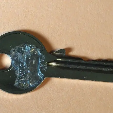 Kleberückstände mit Petroleum entfernen