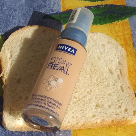 Make-Up-Flecken an Kleidungsstücken mit Toastbrot bekämpfen