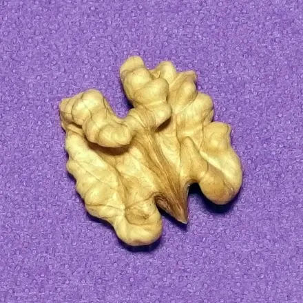 Möbelpflege bei Kratzern und Dellen mit Walnüssen