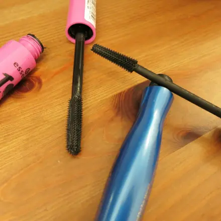 Eingetrockneten wasserfesten Mascara "auftauen"