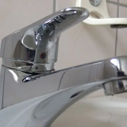 Pflege von Chromarmaturen im Bad