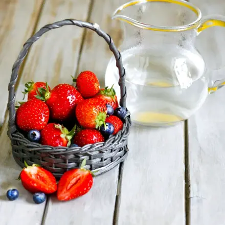 Obstflecken mit kochendem Wasser entfernen