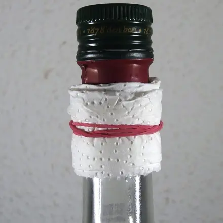 Ölflasche schmiert nicht durch Papierkragen