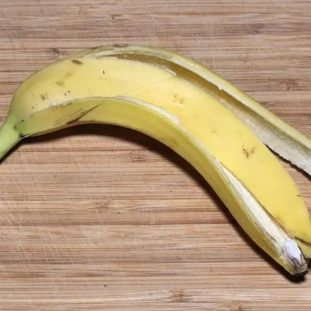 Topfrosen ohne Ungeziefer mit Bananenschalen