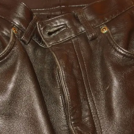 Glattes Leder einfach reinigen