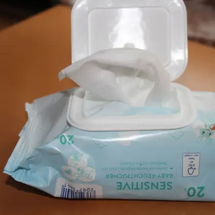 Selbstbräunerflecken auch großflächig mit Babypflegetüchern entfernen