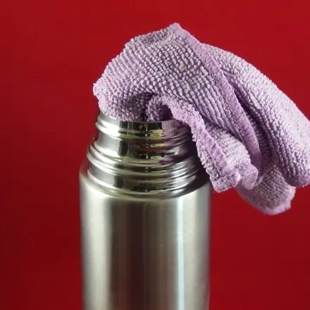 Thermoskanne mit Mikrofaser reinigen