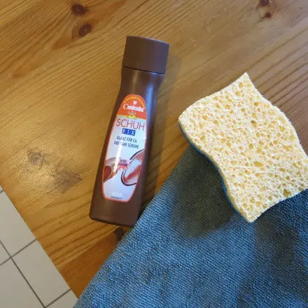 Dunkle Möbel mit Schuhcreme polieren