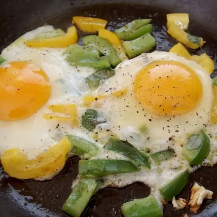 Spiegelei mit Paprikastreifen