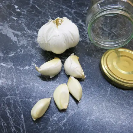 Milchsauer eingelegter Knoblauch