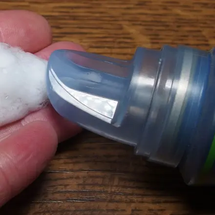 Kaugummi in den Haaren mit Schaumfestiger entfernen