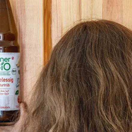 Entfernen von Kopfläusen und Nissen