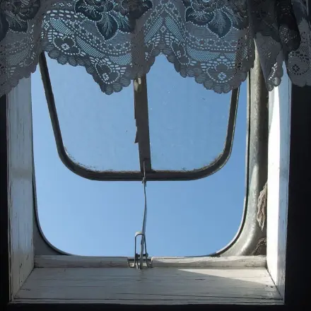 Fast blinde Dachfenster mit Glaskeramikreiniger reinigen